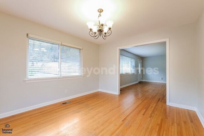 Foto del edificio - Move-In Ready Ranch with Huge Garage & Finished Basement