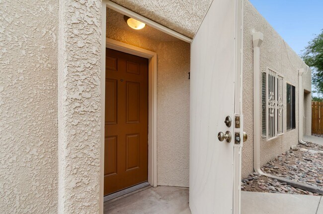 Foto del edificio - Incredible home with lovely patio perfect for you! Check it out today!