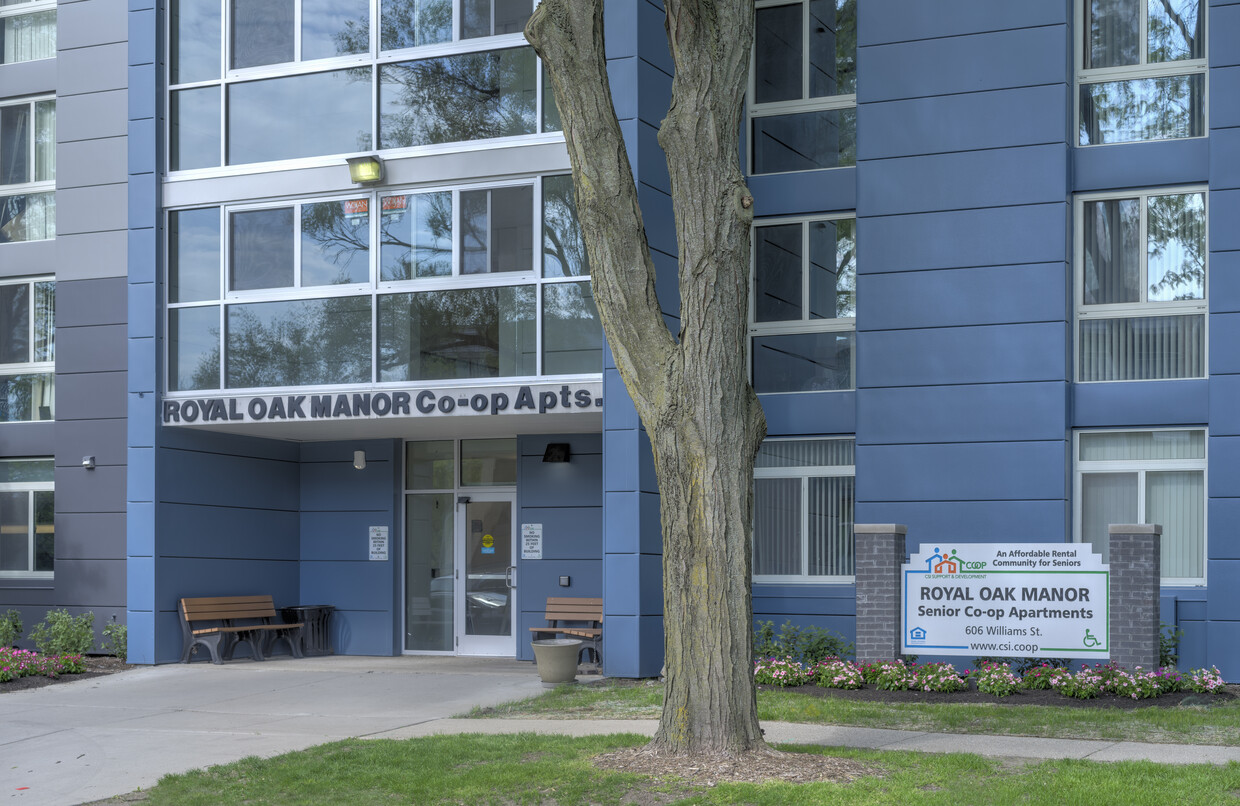 Entrada principal - Royal Oak Manor Co-op