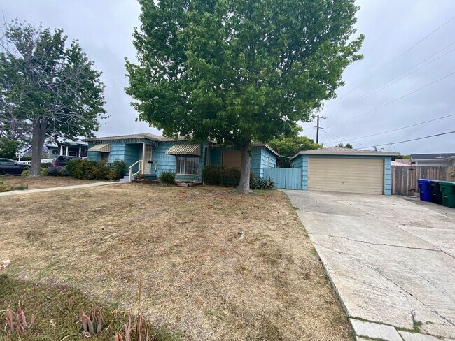 Building Photo - Cute 3 Bedroom 2 bath home located near SD...