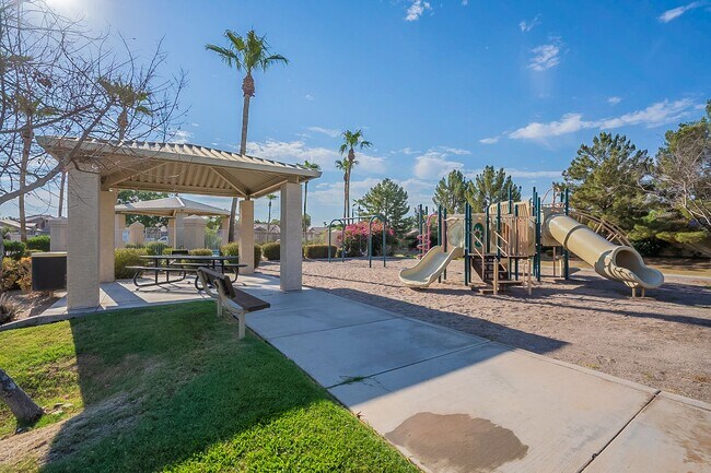 Building Photo - AVAILABLE JULY - Three Bedrooms + Loft!
