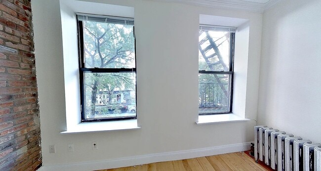 Building Photo - 610 E 9th St