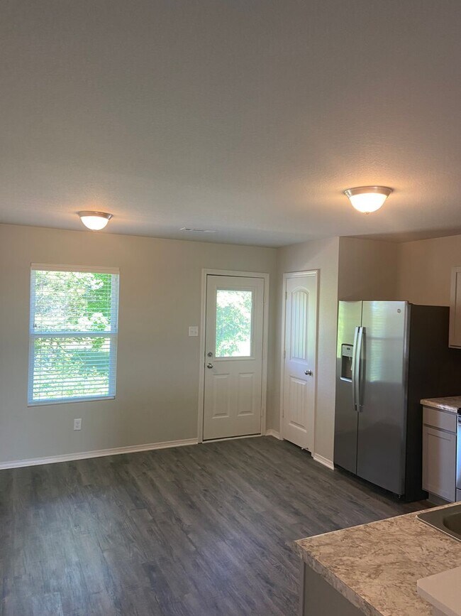 Foto del edificio - *Pre-leasing* Four Bedroom | Two Bath Home...