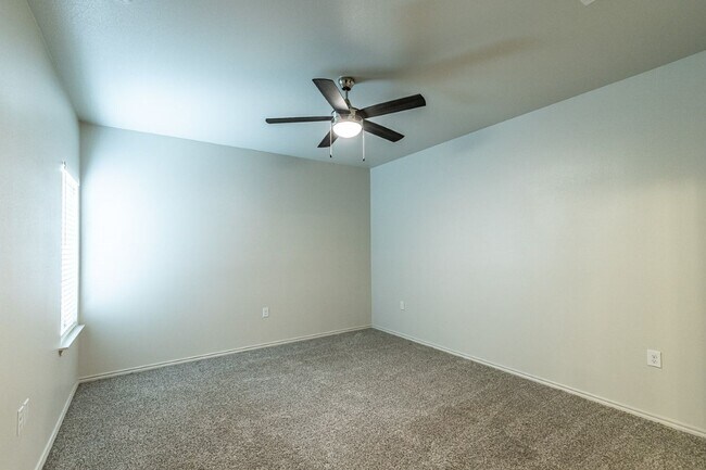 Foto del edificio - Move in special! Half off first full month...