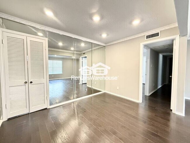 Building Photo - 2 Bed / 2 Bath Condo in Gated, Secluded Community – Just Steps from the Pool!