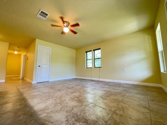 Building Photo - 3 bedroom Duplex by the Lake