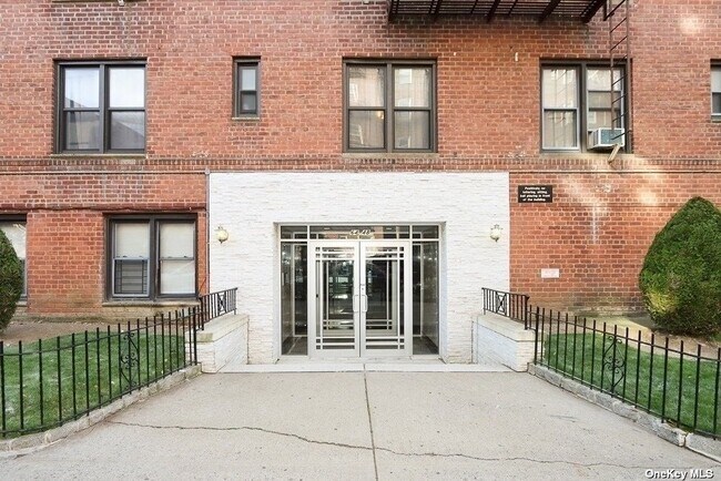 Foto del edificio - 64-48 Booth St