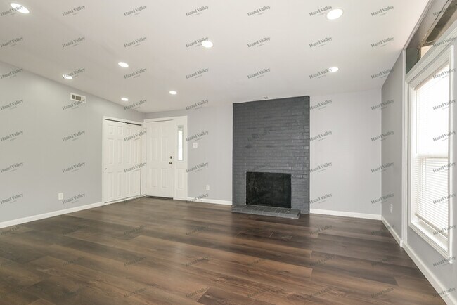 Building Photo - 820 St Anthony Ln