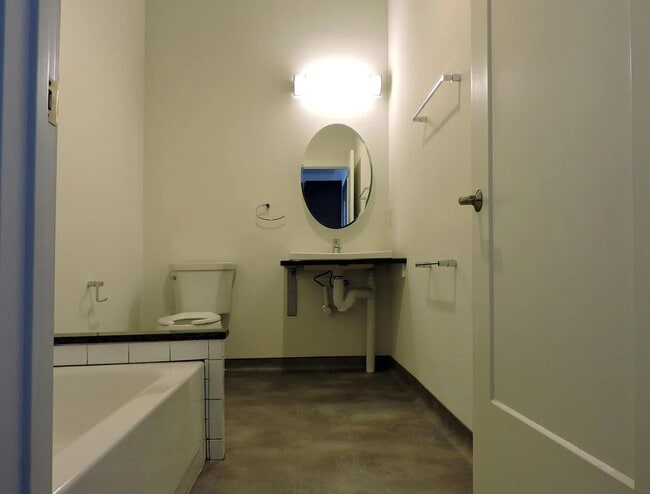 Bathroom - 69 King St