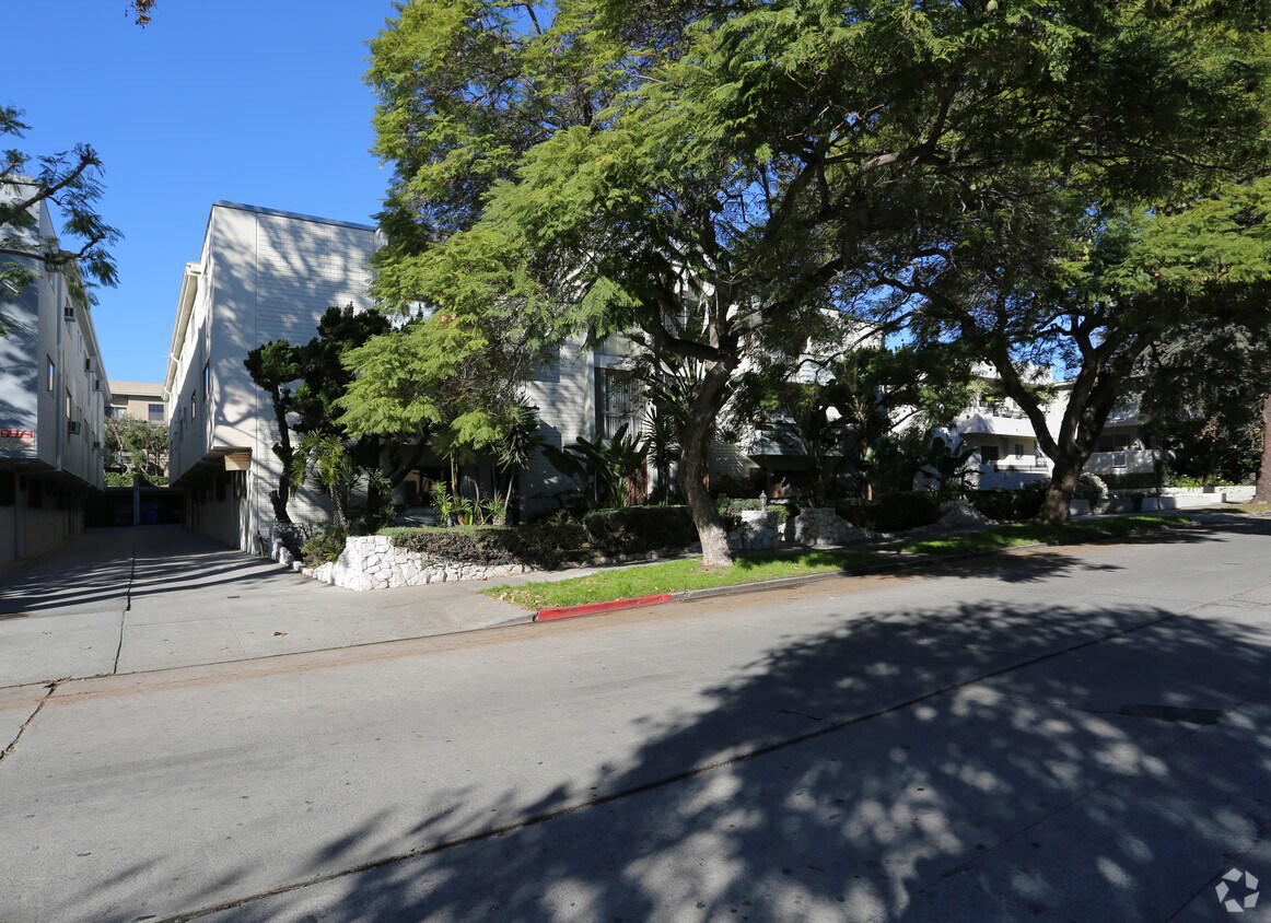 Foto del edificio - 735 N Sweetzer Ave