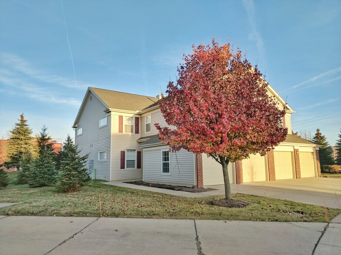 Private entry - 305 Victoria Dr
