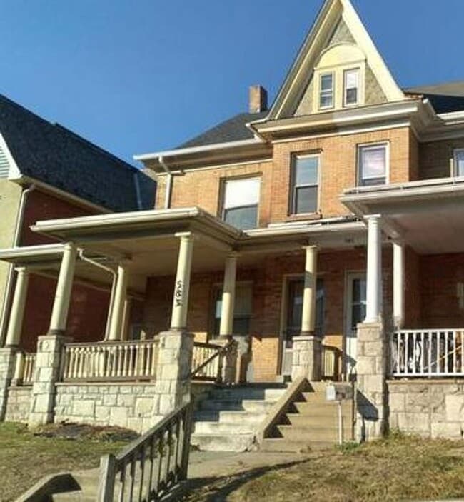Building Photo - 585 E Chestnut St