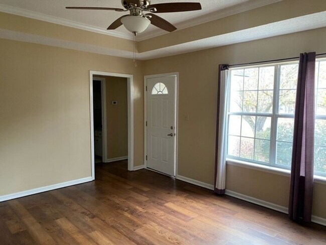 Foto del edificio - 3/2 HOME NEAR FREEDOM PARK.