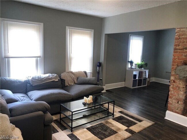 Foto del edificio - 1387 W 69th St