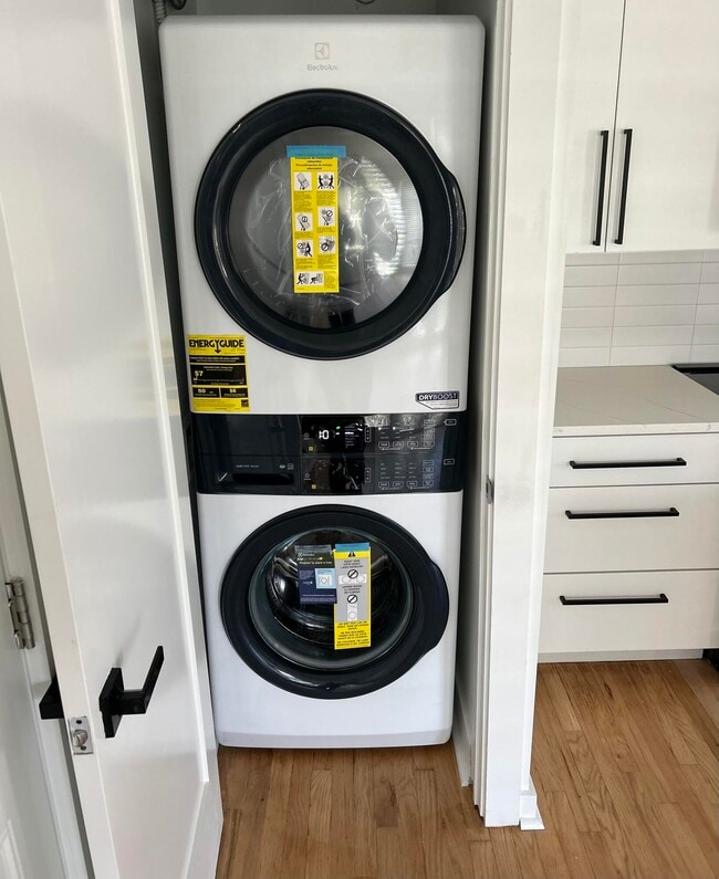 Building Photo - 401 NE 2nd Ave