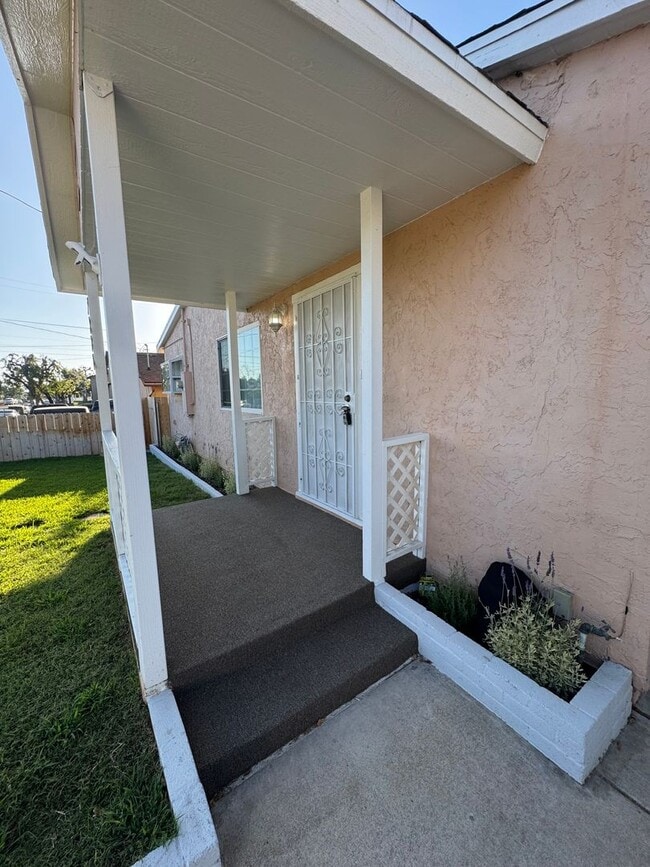 Building Photo - 5 Bedroom, 3.5 Bath, Beautiful 1,856 SQ FT...