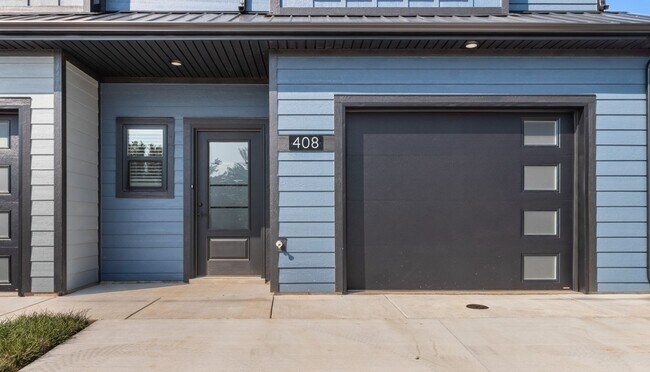 Building Photo - Brand New Townhome in Sango