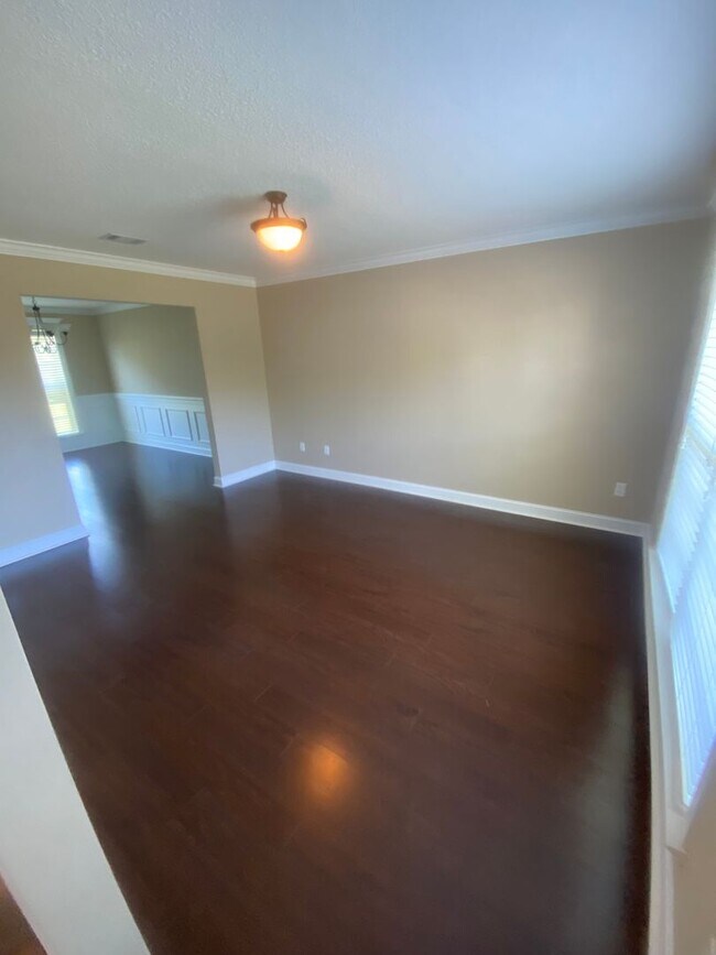 Building Photo - HUGE FENCED YARD, COMMUNITY POOL, AVAILABL...