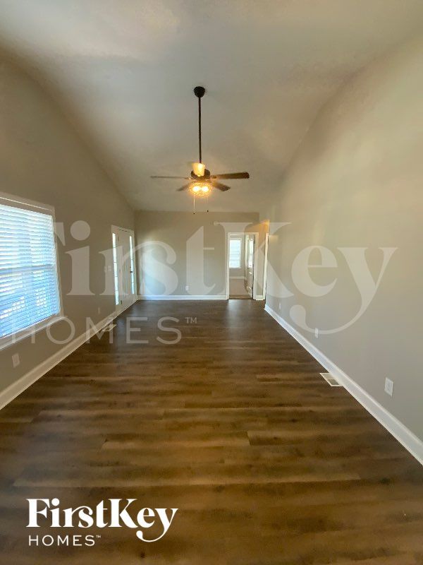 Foto del edificio - 260 Sterling Dr