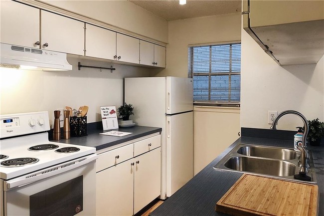 Building Photo - 206 W 38th St