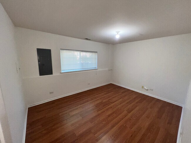 Building Photo - 806 Lewisburg Ln