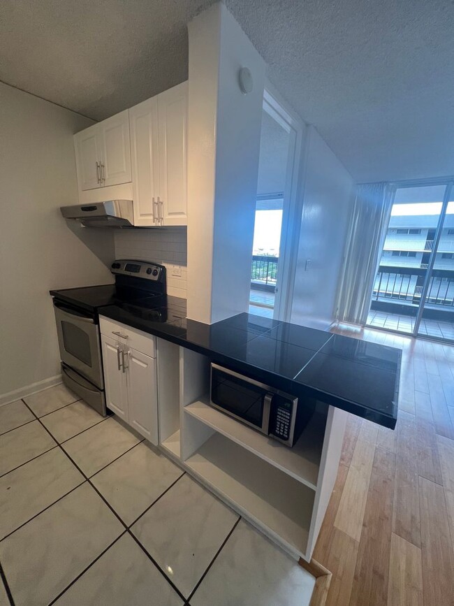 Building Photo - A/C. Ocean/City view. Covered Lanai. Swimm...