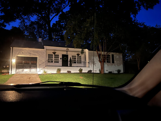 Foto del edificio - 330 W Highland Ave