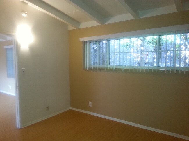 BEDROOM HIGH CEILINGS - 4616 Cahuenga Blvd