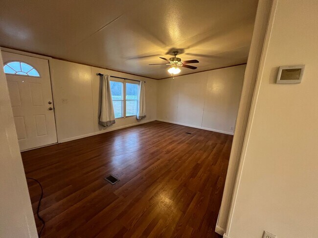 Building Photo - 3 Bedroom 2 Bathroom Home in the Country