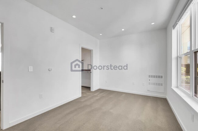 Building Photo - 284 Friedell St