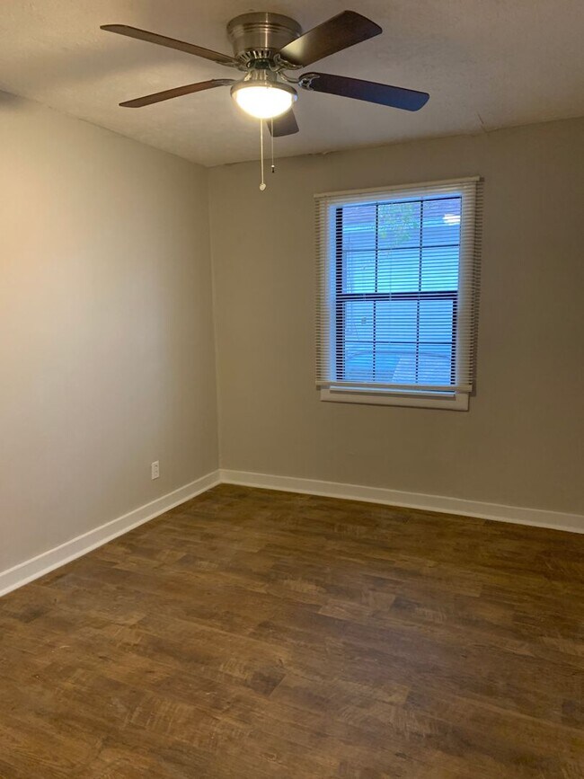 Building Photo - HUD Friendly 3 Bed 1.5 Bath Completely Rem...