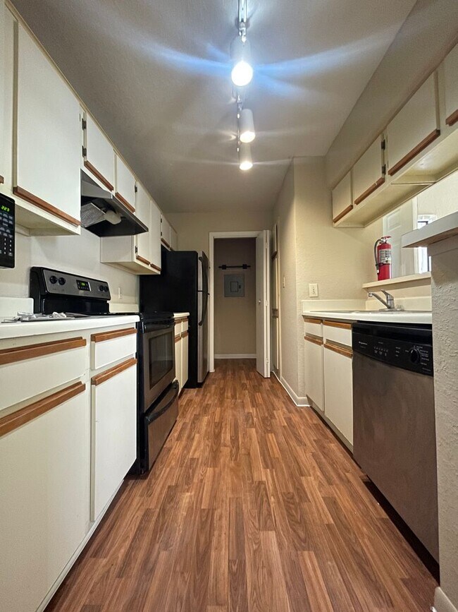 Foto del edificio - 1X1 Condo for Rent at Regency Gardens Cond...