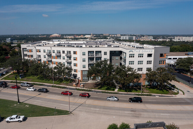 Building Photo - The Drake on Summit