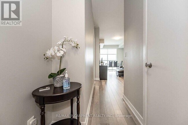 Photo du bâtiment - 5240-5240 Dundas St