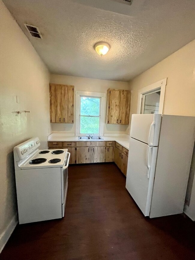 Foto del edificio - NICE 3BR/1BA Lakeland Home w/Large Covered Porch. NO APPLICATION FEE!