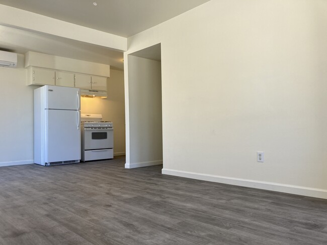 COTTAGE #1 - LIVING ROOM LOOKING TOWARDS KITCHEN - 549 W Wickenburg Way