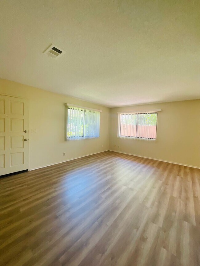 Foto del edificio - Your perfect Ventura retreat—spacious 3 be...