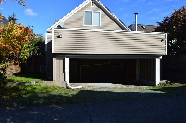 Building Photo - 717 N 78th St