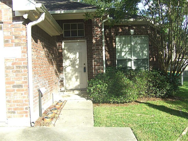 Building Photo - 210 Canterbury Dr