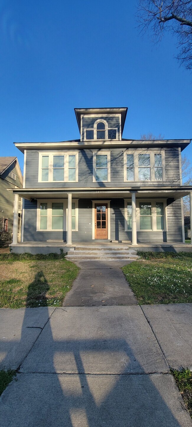 Building Photo - 1405 S Spring St
