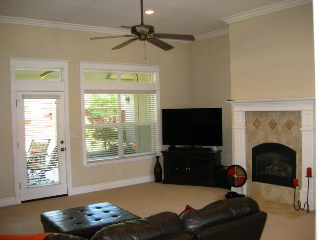 Building Photo - 2500 Sq Ft in Great Neighborhood Near Schools and Bidwell Park!