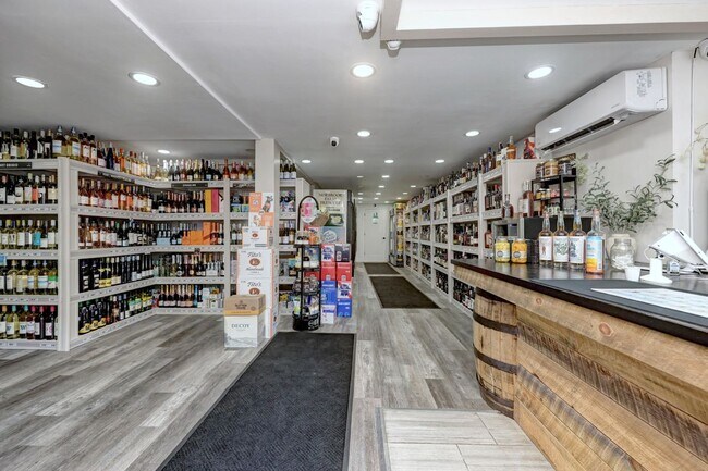 Foto del edificio - Old Towne Packy Liquor Stor, 17 Burlington Road