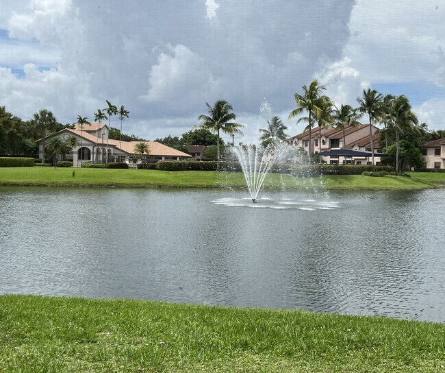 Vista al lago/casa club desde el patio trasero - 10664 NW 16th Ct