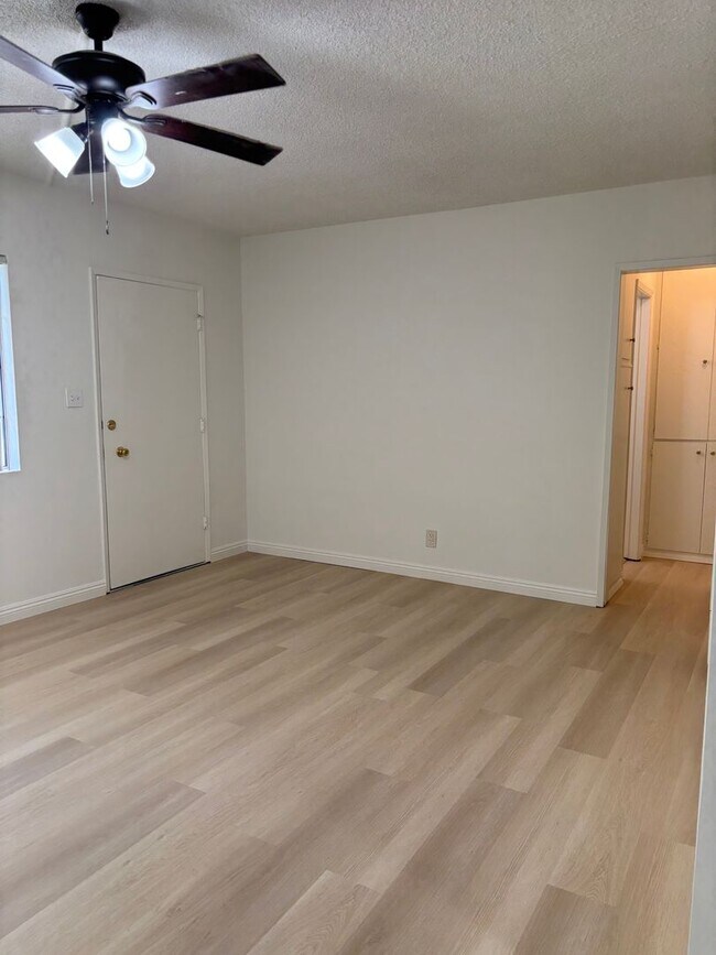 Building Photo - One Bedroom in Los Angeles with Swimming Pool Available Now!