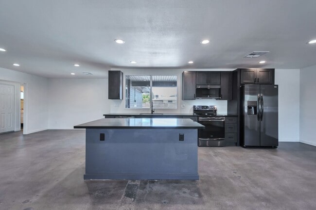 Building Photo - Remodeled 5-Bedroom Tempe Home with Private Pool, Large Yard & Garage Near ASU