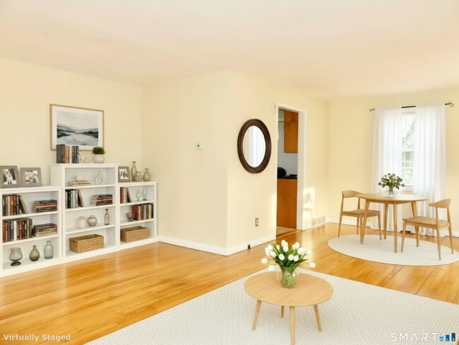 Foto del edificio - 12 W Rocks Rd