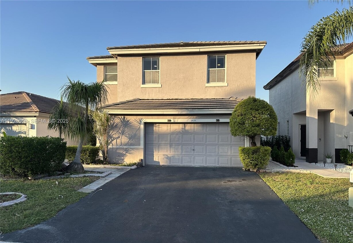 Foto principal - 6839 NW 69th Ct