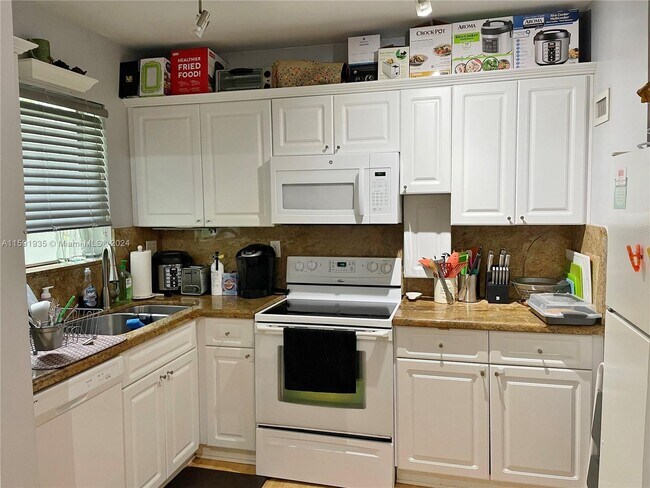 Building Photo - 7965 SW 57th Ave
