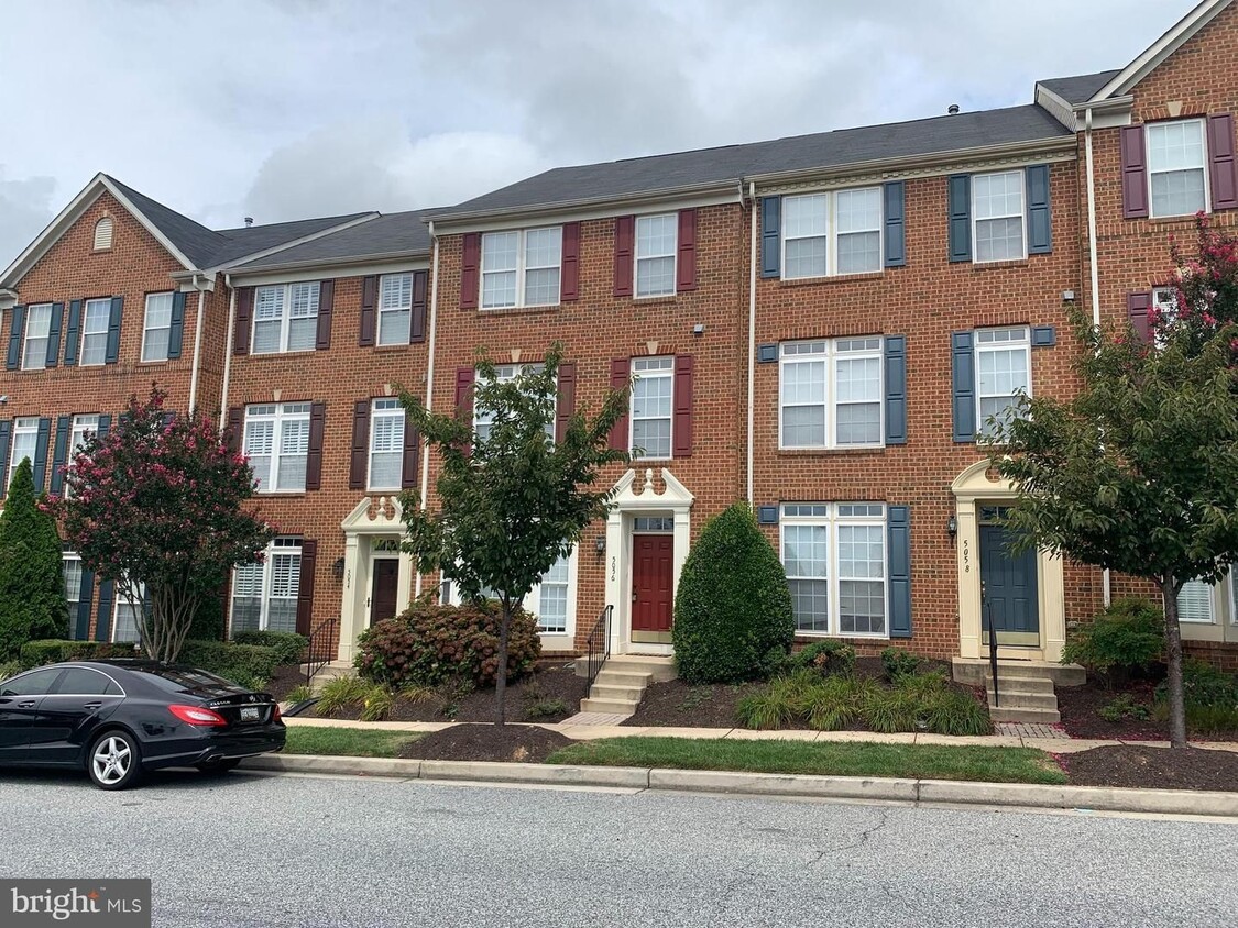 Primary Photo - Open concept floor plan awaits you in this...