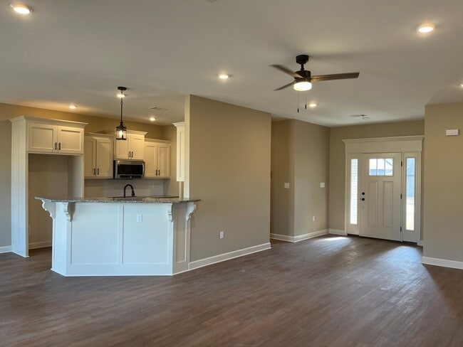 Building Photo - 137 Hayden Dr